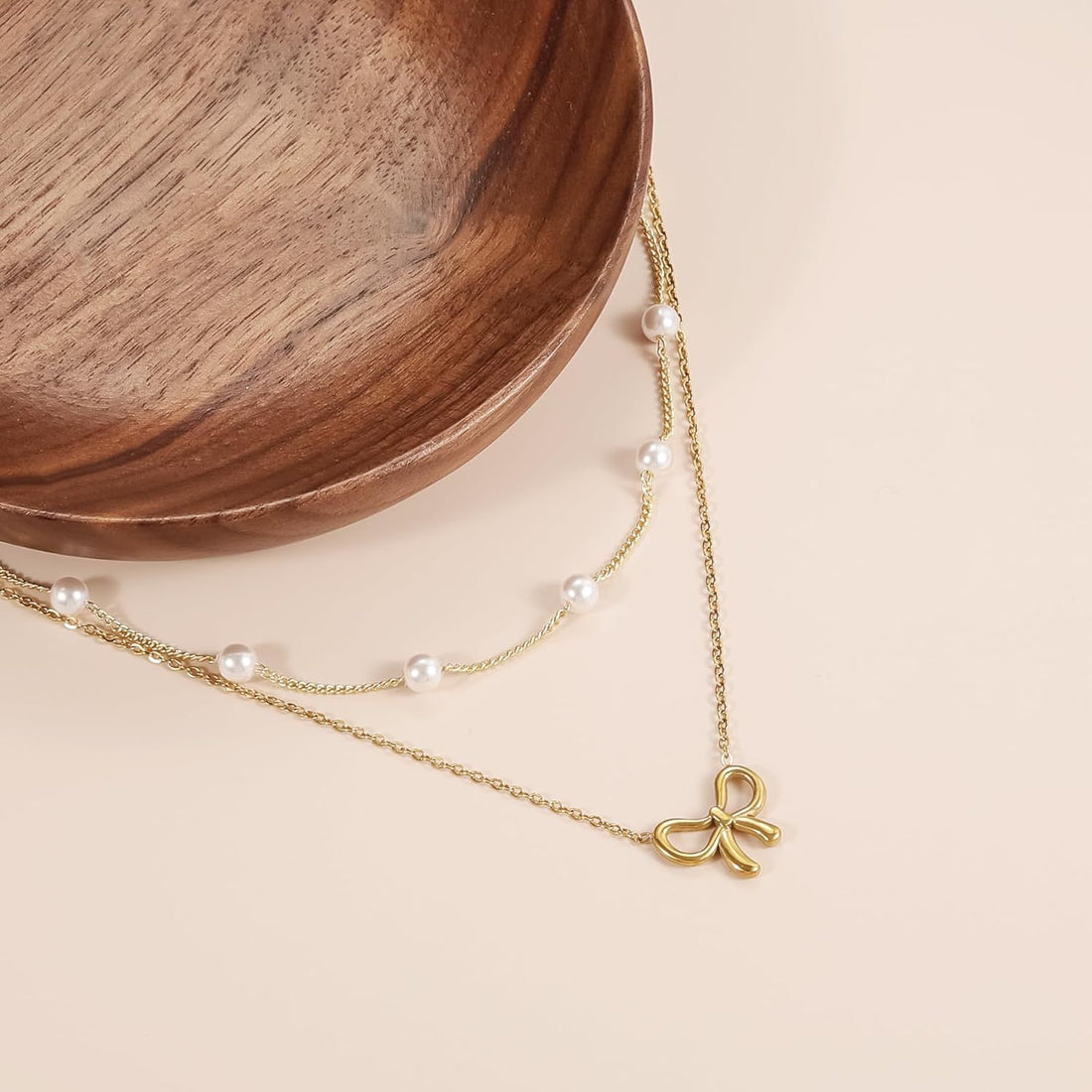 Les bijoux minimalistes qui rendent une tenue instantanément plus chic